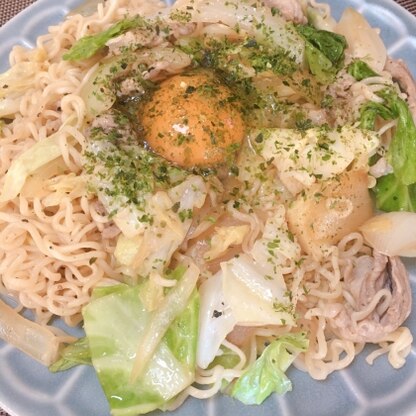 卵と焼きそばの麺がからんで
美味しいですね☆